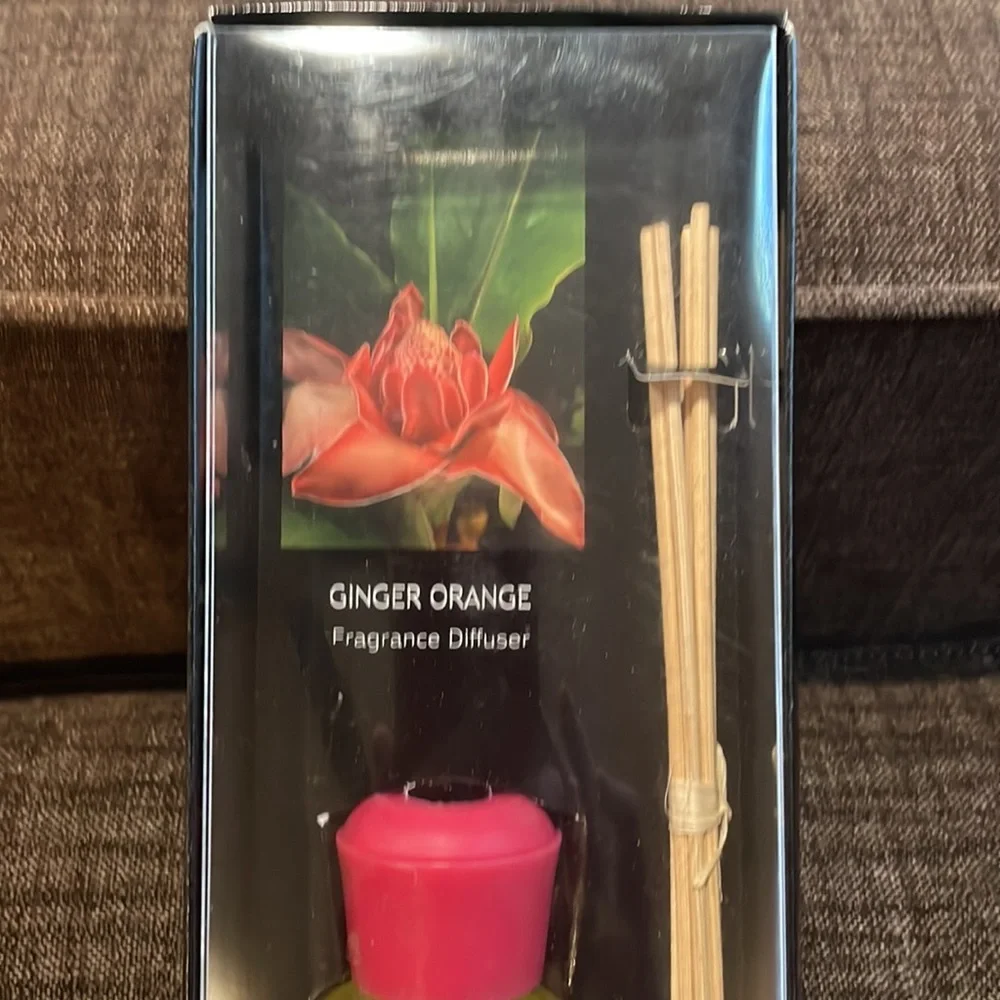 Set of Two Oil Diffusers with Oil - Picture 2 of 11
